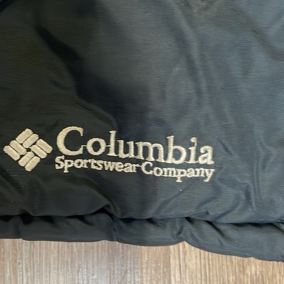 COLUMBIA UNISEX PRE OWNED VEST - Picture 2 of 10